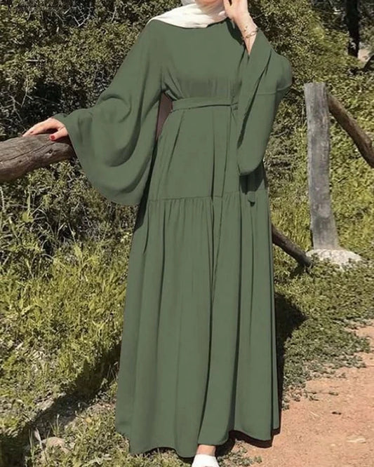 : فستان "ماكسي" بكسرات وأكمام واسعة